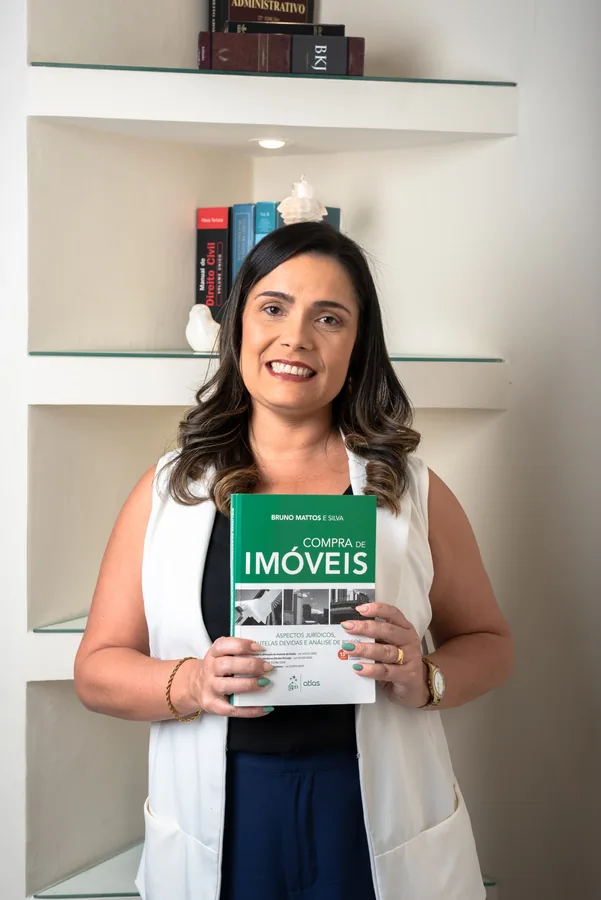 Patrícia Carrilho com literatura jurídica sobre compra de imóveis