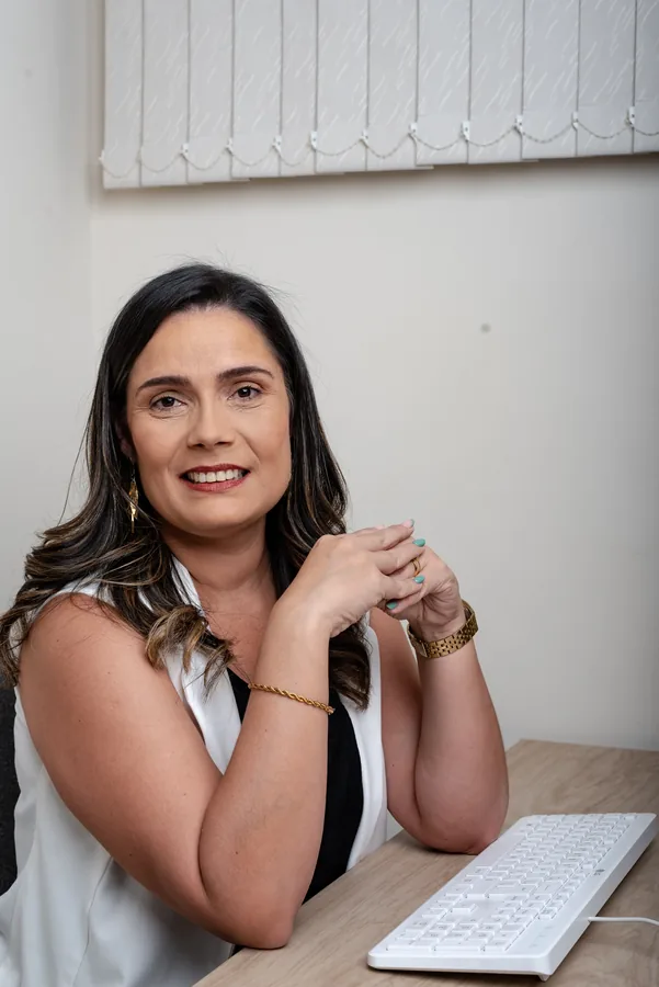 Patrícia Carrilho no escritório, atendendo um caso