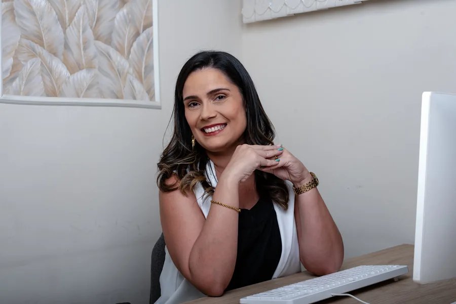 Patrícia Carrilho, advogada especialista em direito imobiliário, sorrindo em seu escritório